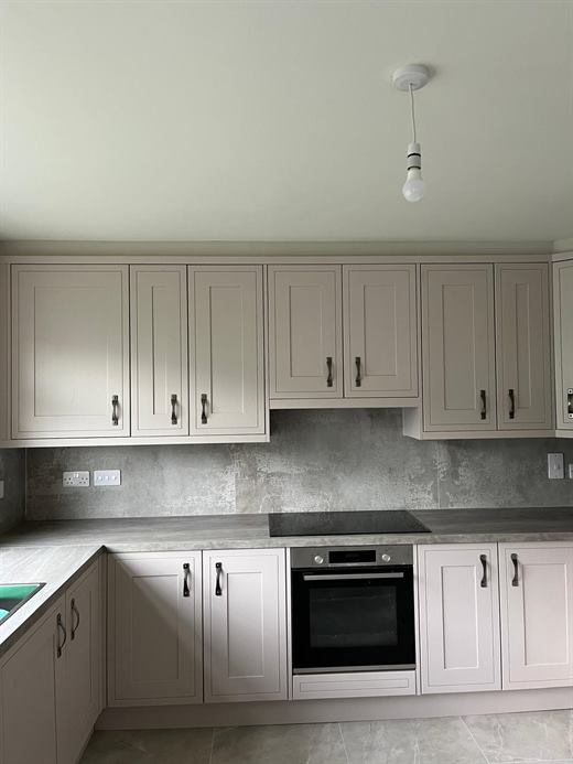 Kitchen units with black handles, induction hob and oven