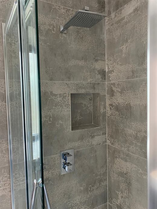 Rain shower with tiled niche