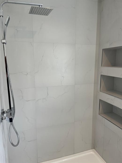Rain shower with tiled shelf niches