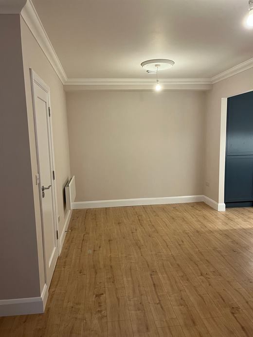 Room with ceiling rose, cornice and laminate flooring