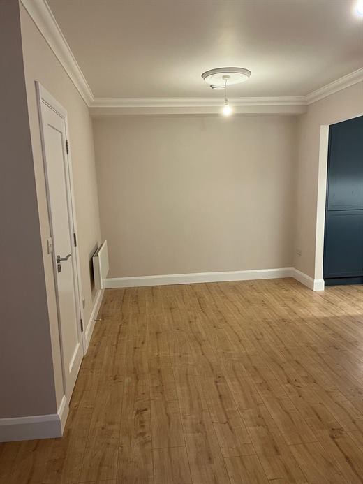 Room with cornice, ceiling rose and laminate flooring