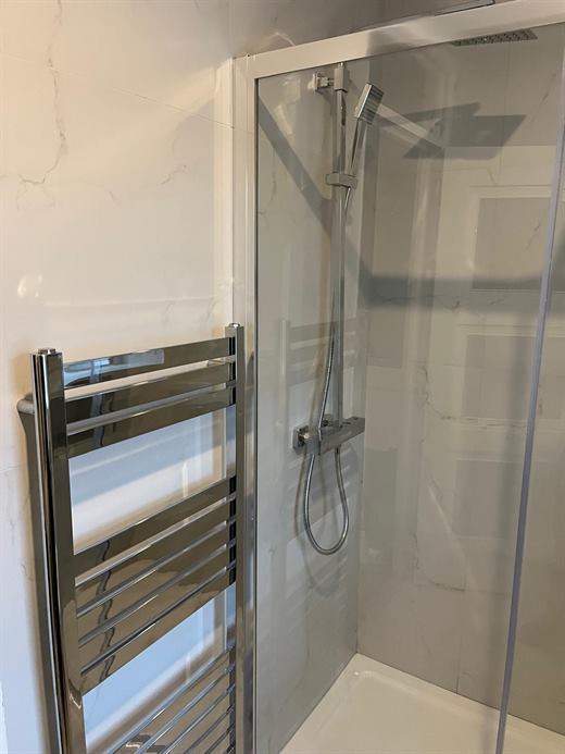 Shower with rain head and chrome towel radiator