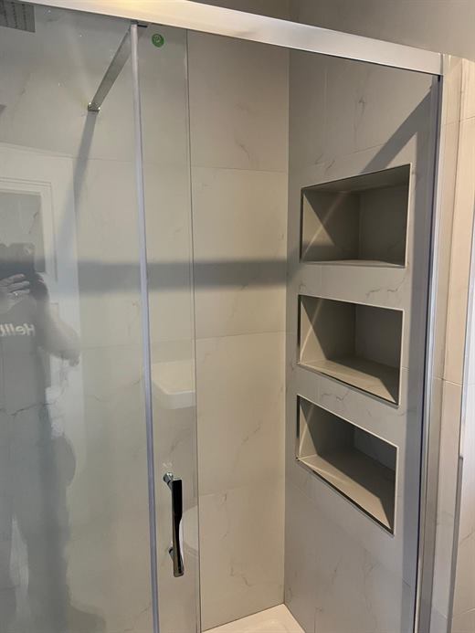 Shower with tiled corner shelves