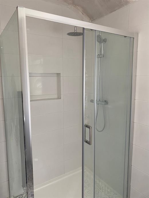Sliding-door shower enclosure with tiled niche