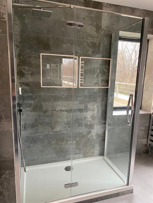Walk-in shower with lit niches